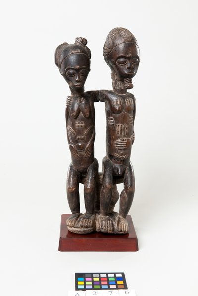 Casal sentado, c.1885-99 (madeira) de Master of the Barnes Couple