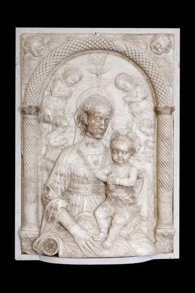 Madona com criança e anjos, c.1460 (mármore) de Master of the Marble Madonnas