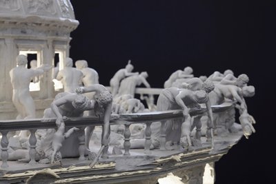 All Things Fall, 2014 (aço, alumínio, gesso, resina, luzes LED, motor) de Mat Collishaw