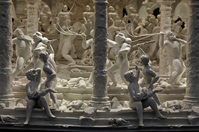 All Things Fall, 2014 (aço, alumínio, gesso, resina, luzes LED, motor) de Mat Collishaw