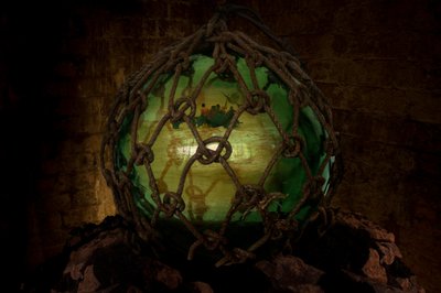 Asylum, 2001 (Vidro, corda, água, pedras, DVD e projeção de vídeo) de Mat Collishaw