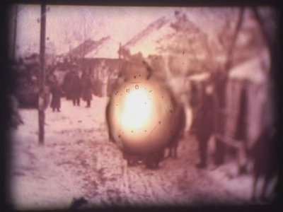Barbarossa, 2002 (projetor de vídeo e projetor de diapositivos simulado) de Mat Collishaw