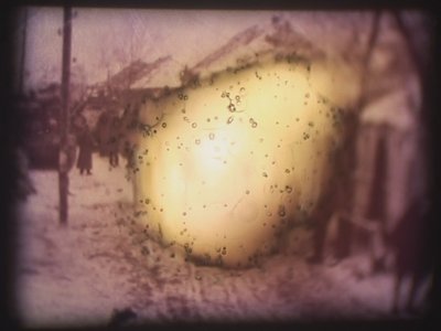 Barbarossa, 2002 (projetor de vídeo e projetor de diapositivos simulado) de Mat Collishaw