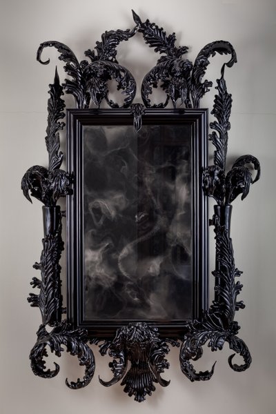 East of Eden, 2013 (Vidro Murano preto, espelho de vigilância, aço, madeira, laca, ecrã LCD e disco rígido) de Mat Collishaw