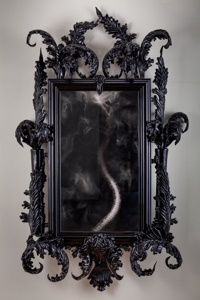 East of Eden, 2013 (Vidro Murano preto, espelho de vigilância, aço, madeira, laca, ecrã LCD e disco rígido) de Mat Collishaw