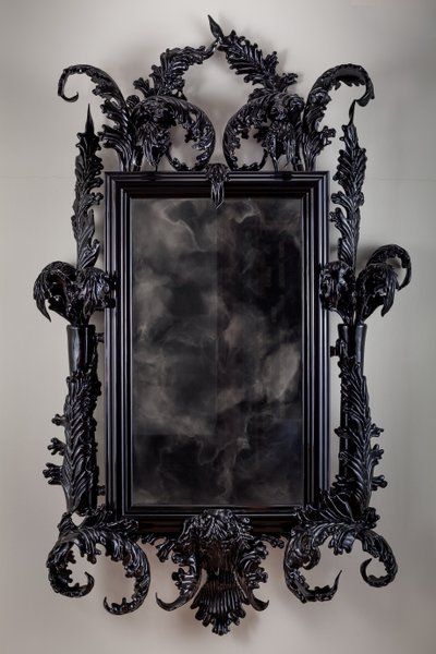 East of Eden, 2013 (Vidro Murano preto, espelho de vigilância, aço, madeira, laca, ecrã LCD e disco rígido) de Mat Collishaw
