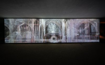 Echolocation, 2021 (projeção vídeo de 3 canais sobre malha de polipropileno) de Mat Collishaw
