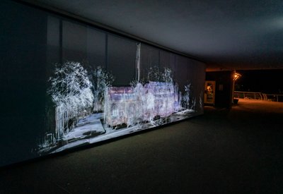 Echolocation, 2021 (projeção vídeo de 3 canais sobre malha de polipropileno) de Mat Collishaw