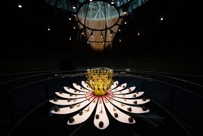 Equinox, 2021 (Acrílico, Circuitos eléctricos, Hidráulica, Laca, Motor, Pintura, Resina reciclada, Aço) de Mat Collishaw