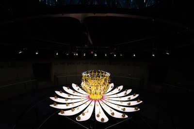 Equinox, 2021 (Acrílico, Circuitos eléctricos, Hidráulica, Laca, Motor, Pintura, Resina reciclada, Aço) de Mat Collishaw
