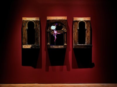 For Your Eyes Only, 2010 (madeira, aço, espelho de vigilância, ecrãs LCD, disco rígido) de Mat Collishaw