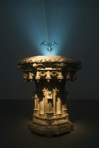 Ganimedes, 2007 (Aço, resina, máquina de fumo, fluido, ventilador de extração, projetor de vídeo e leitor de DVD) de Mat Collishaw