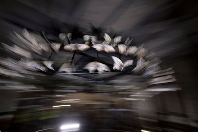 Magic Lantern, 2010 (Estrutura de aço, chapa de alumínio perfurada, resina expandida, luzes LED, motor) de Mat Collishaw
