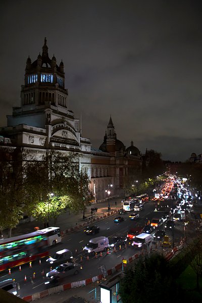 Magic Lantern, 2010 (Estrutura de aço, chapa de alumínio perfurada, resina expandida, luzes LED, motor) de Mat Collishaw