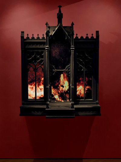 Performance, 2010 (Madeira, aço, espelho de vigilância, ecrãs LCD e disco rígido) de Mat Collishaw