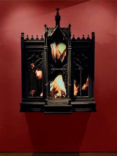 Performance, 2010 (Madeira, aço, espelho de vigilância, ecrãs LCD e disco rígido) de Mat Collishaw
