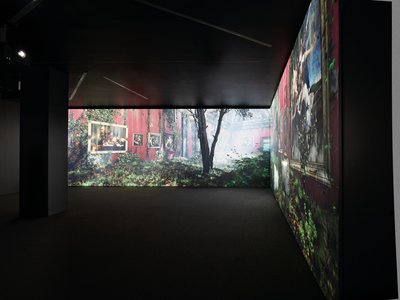 Exposição "Petrichor" de Mat Collishaw em Kew Gardens, Londres, 2023 (foto) de Mat Collishaw