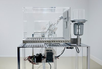 The Machine Zone, 2019 (aço, alumínio, servomotores) de Mat Collishaw