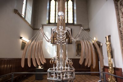 The Nerve Rack, 2019 (Acetal, Acrílico, Alumínio, Latão, Circuitos eléctricos, Pintura, PVC, Resina, Servomotores, Aço) de Mat Collishaw