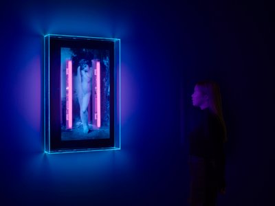 Anjo ultravioleta, 2008 (tinta ultravioleta sobre caixa de plexiglas, 2 luzes de néon ultravioleta) de Mat Collishaw