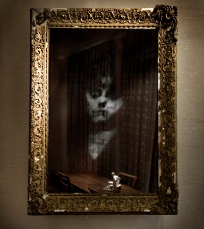 Women Under the Influence, 2009 (Moldura antiga, espelho de duas faces, madeira, aço, ecrã LCD e disco rígido) de Mat Collishaw