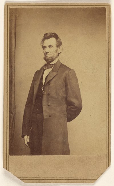 Abraham Lincoln de pé com um braço atrás das costas de Mathew B. Brady