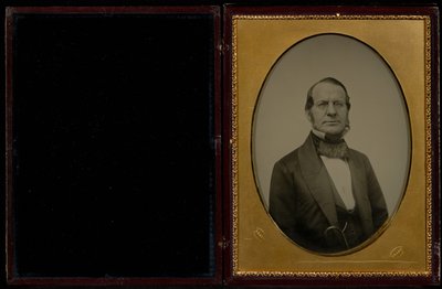 Retrato de um homem de meia-idade não identificado, com suíças e óculos de armação metálica de Mathew B. Brady