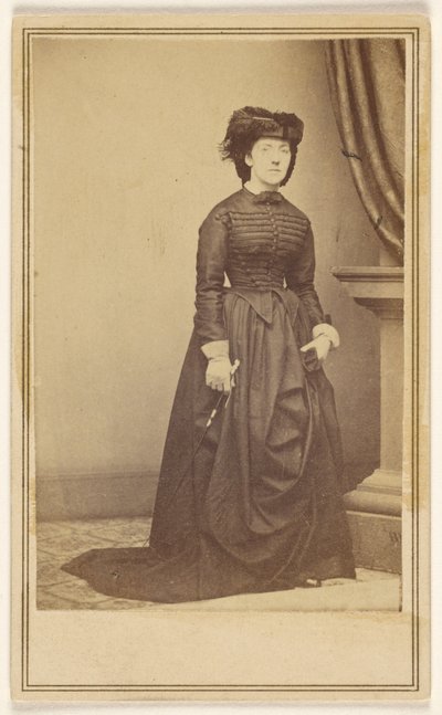 [Mulher não identificada com chapéu e vestido comprido escuro.] de Mathew B. Brady