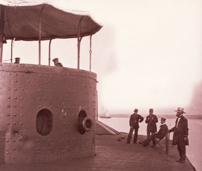 Tripulação no convés do USS Monitor, c.1862 (impressão sépia) de Mathew Brady