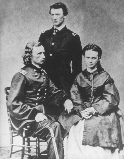 General George A. Custer (1839-76) com sua esposa, Elizabeth, e seu irmão, Tom (foto p/b) de Mathew Brady