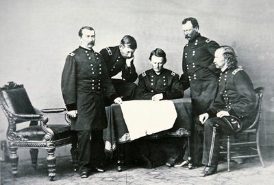 General Sheridan (1831-88) em conferência com sua equipe, incluindo George Custer (1839-76) (foto a p/b) de Mathew Brady