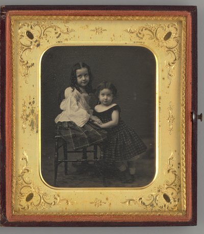 Untitled Portrait of Two Girls, 1861. de Mathew Brady