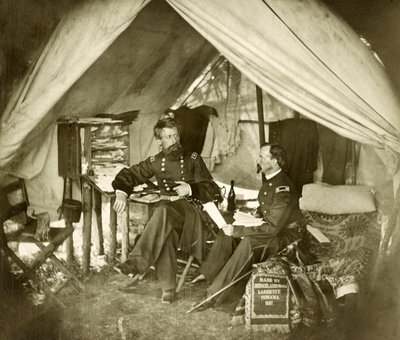 General Jefferson C. Davis & oficial Sentado numa Tenda, pub.1861 (foto) de Mathew and studio Brady
