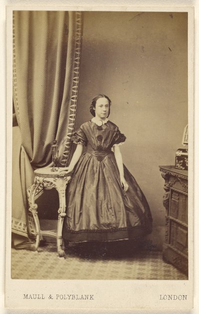[Mulher não identificada, de pé]. de Maull and Polyblank