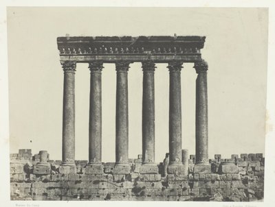 Baalbeck Heliopolis, Colonnade Of The Temple Of The Sun, Síria, 184951, impresso em 1852. de Maxime Du Camp