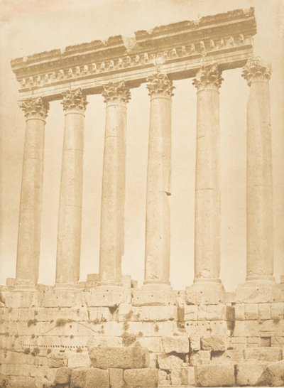 Colunata do Templo do Sol, em Baâlbek Héliopolis, setembro de 1850. de Maxime Du Camp