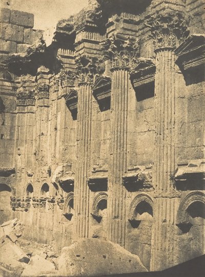 Colunata interior do Naos do Templo de Júpiter, em Baâlbek Heliópolis, 15 de setembro de 1850. de Maxime Du Camp