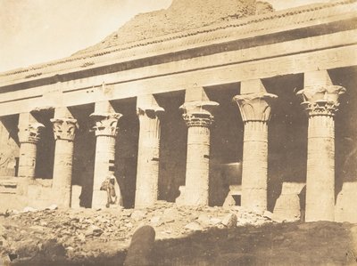 Colunata lateral do pátio do Templo de Ísis, Philae, Abril de 1850. de Maxime Du Camp