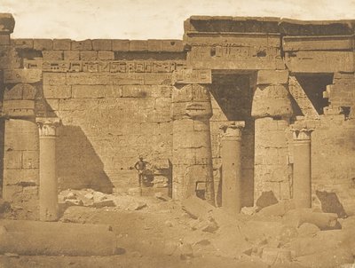 Pátio do Palácio Rhameses-Meiamoun, Medinet-habu Tebas Restos de uma Igreja Copta, 1849-50. de Maxime Du Camp