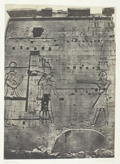 Grande Templo de Ísis em Philoe, Second Pylon, Nubia, 184951, impresso em 1852. de Maxime Du Camp