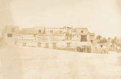 Moradia da tripulação do tímpano de Luxor, construída no terraço do Palácio, 1849-50. de Maxime Du Camp