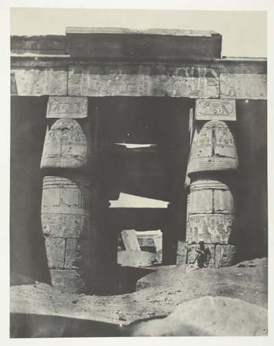 Karnak, Pórtico do Templo de Khons, Tebas, 184951, impresso em 1852. de Maxime Du Camp