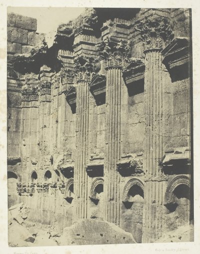 Templo de Júpiter em Baalbeck Heliopolis, Interior de The Naos, Síria, 184951, impresso em 1852. de Maxime Du Camp