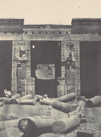 Tebas. Medinet-Habu. Parte oriental do Peristilo do Palácio de Ramsés-Meiamun, 1850. de Maxime Du Camp