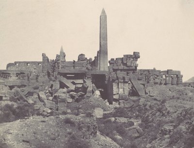 Tebas. Palácio de Karnak. Santuário de granito e salão hipostilo, 1850. de Maxime Du Camp