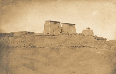 Vista dos Pylones do Templo de Khons e parte da vila de Karnac, 1849-50. de Maxime Du Camp