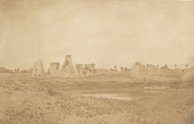 Vista da propílaea do Palácio de Karnac, tirada do sudeste, 1849-50. de Maxime Du Camp