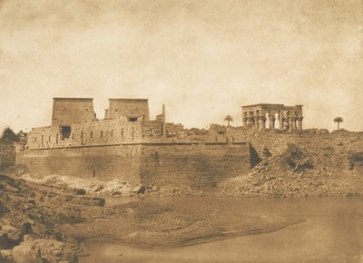 Vista geral da Ilha Philae, tirada da ponta sul da Ilha Begueh, 1849-50. de Maxime Du Camp