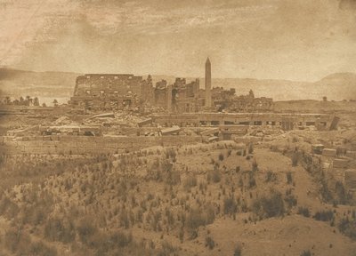 Vista geral das Ruínas do Palácio de Karnac tiradas do Oriente - Tebas, 1849-50. de Maxime Du Camp