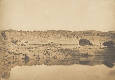Vista tirada ao norte de Philae - aldeia de Kounoço, 1849-50. de Maxime Du Camp